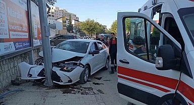 Mardin'de otomobil reklam panosu direğine çarptı: 1 yaralı