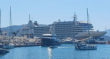 Marmaris Limanı'na iki kruvaziyer gemi demir attı