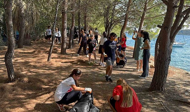 Marmaris'te öğrenciler karadan, polis dalgıçlar denizden temizlik yaptı