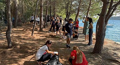 Marmaris'te öğrenciler karadan, polis dalgıçlar denizden temizlik yaptı