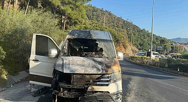 Marmaris'te turistleri taşıyan minibüs alev aldı