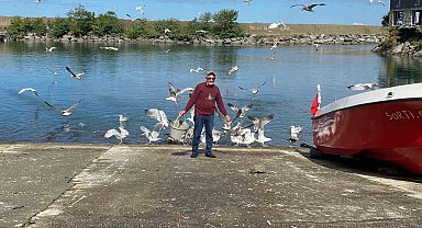 Martılarla kurduğu bağ görenleri şaşırtıyor