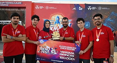 MCBÜ'lü öğrenciler ödülünü Cumhurbaşkanı Erdoğan'dan aldı