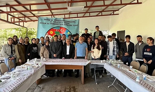 Memduh Büyükkılıç Türk Dünyası gençleriyle buluştu