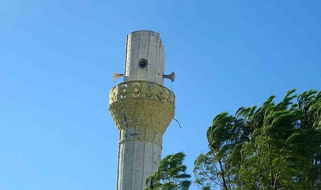 Menteşe'de fırtına minareyi yıktı, ağaçları söktü