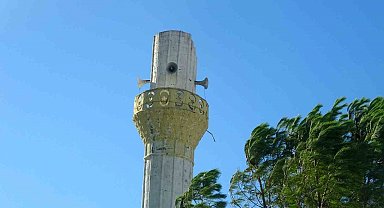 Menteşe'de fırtına minareyi yıktı, ağaçları söktü