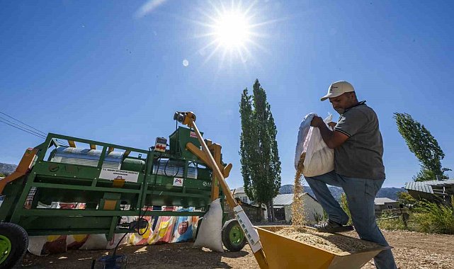 Mersin Büyükşehir Belediyesinden üreticiye 'Tohum Eleme Makinesi' desteği
