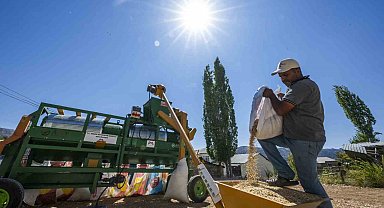 Mersin Büyükşehir Belediyesinden üreticiye 'Tohum Eleme Makinesi' desteği