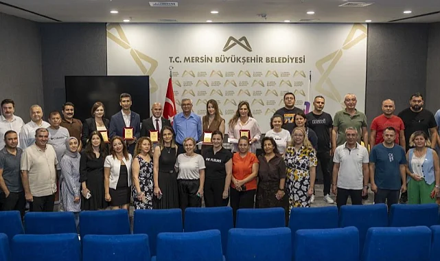 Mersin Büyükşehir'de görevde yükselen 22 personele plaket takdimi