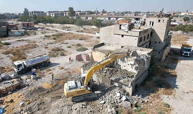 Mersin'de 2 katlı metruk bina kontrollü şekilde yıkıldı