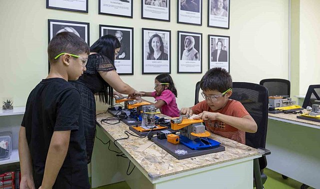 Mersin'de çocuklar, tasarım atölyesinde üretmeyi öğreniyor