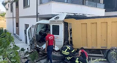Mersin'de hafriyat kamyonu apartman balkonuna girdi: 1 yaralı