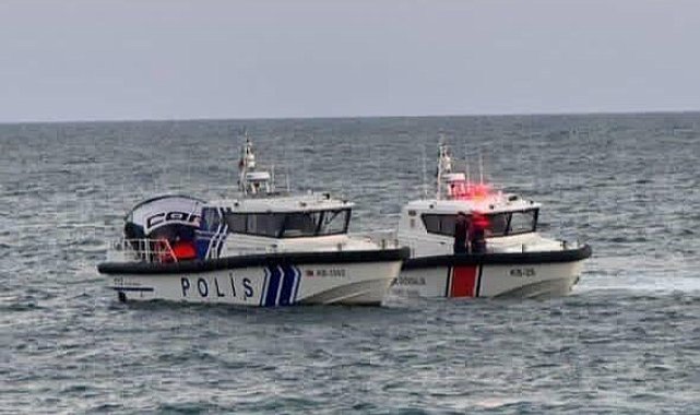 Mersin'de iki ayrı paraşüt kazası: Biri direğe takıldı, diğeri denize düştü