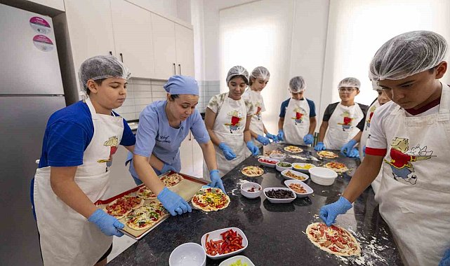 Mersin'de minik şefler yemek yapmayı öğreniyor
