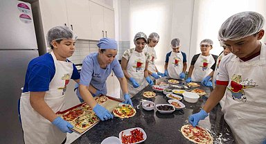 Mersin'de minik şefler yemek yapmayı öğreniyor