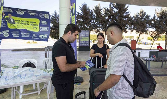 Mersin'de üniversiteli gençler şehrin girişinde karşılanıyor