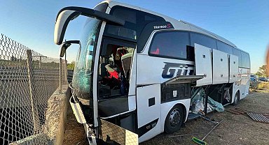 Mersin'de yolcu otobüsü refüje girdi: 13 yaralı