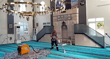 Mersin'deki camilerde temizlik çalışmaları sürüyor