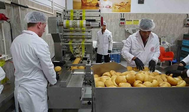 Meslek lisesinde ekmek üretimi, genç ustalar iş başında