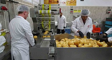 Meslek lisesinde ekmek üretimi, genç ustalar iş başında