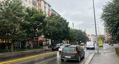 Meteorolojinin uyarısını dikkate almayan vatandaşlar yağmur altında kaldı