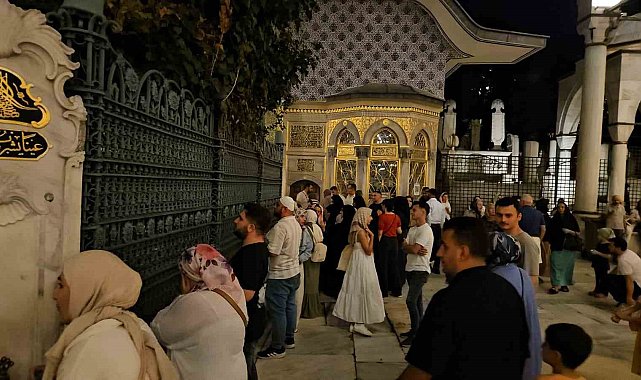 Mevlid Kandili'nde vatandaşlar Eyüpsultan Camii'ne akın etti