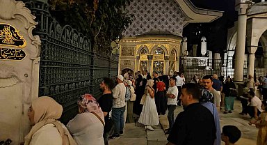 Mevlid Kandili'nde vatandaşlar Eyüpsultan Camii'ne akın etti