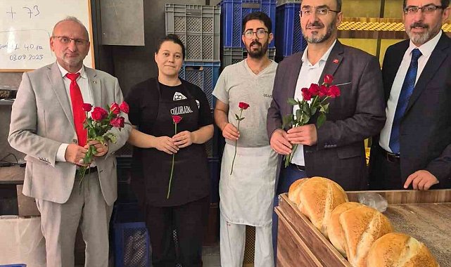 Mevlit Kandilini gül dağıtarak kutladılar