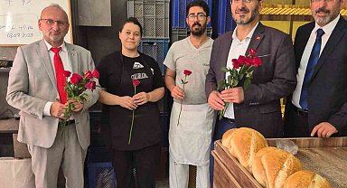 Mevlit Kandilini gül dağıtarak kutladılar
