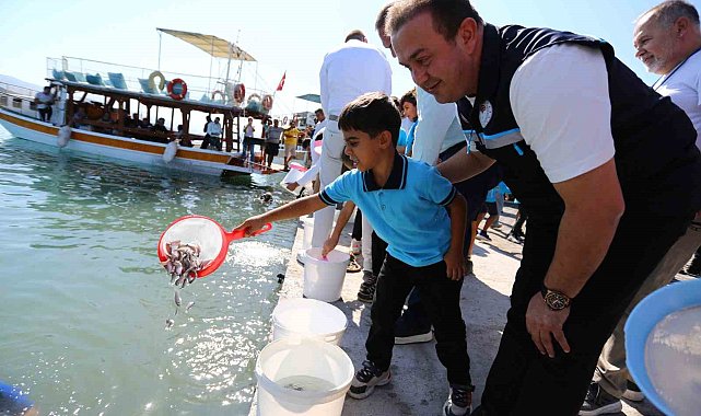 Milas Boğaziçi'ne 150 bin çipura ve 10 bin levrek yavrusu bırakıldı