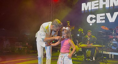 Milyonluk ücreti elinin tersiyle itti: Mehmet Çevik Gemlik'te memleketi için ücretsiz sahne aldı