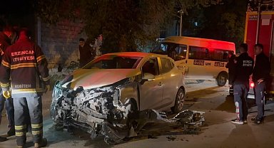 Minibüs ile otomobil çarpıştı: Ağaca çarparak durabildi!