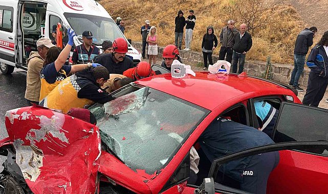 Minibüs ile otomobil kafa kafaya çarpıştı: 1'i ağır 6 yaralı