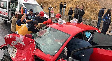 Minibüs ile otomobil kafa kafaya çarpıştı: 1'i ağır 6 yaralı