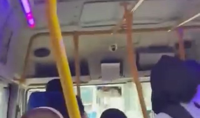 Minibüs şoförü yolcuları çileden çıkardı... Yolcular isyan etti