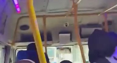 Minibüs şoförü yolcuları çileden çıkardı... Yolcular isyan etti