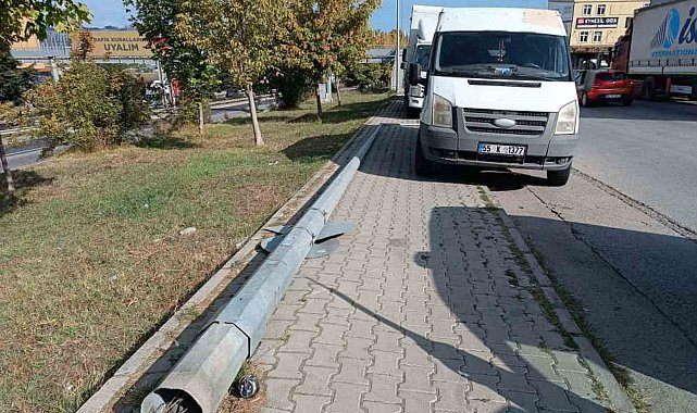 Minibüs, yıkılan direkten santimlerle kurtuldu