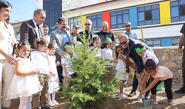 Minik öğrenciler, fidan dikerek okula başladı