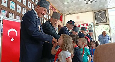 Minik yürekler, gazi dedelerini unutmadı