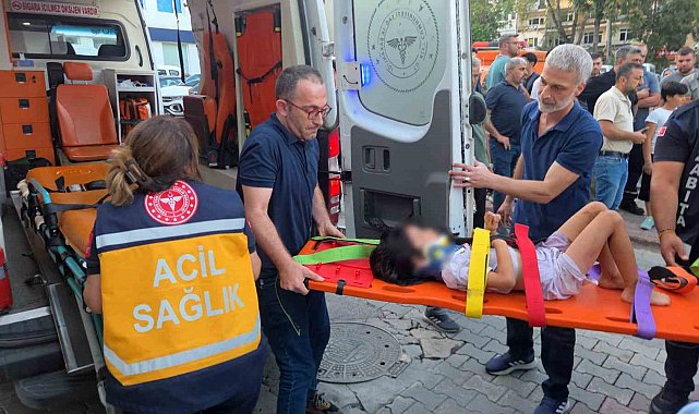 Motosiklet önce küçük çocuğa ardından otomobile çarptı: 2 yaralı