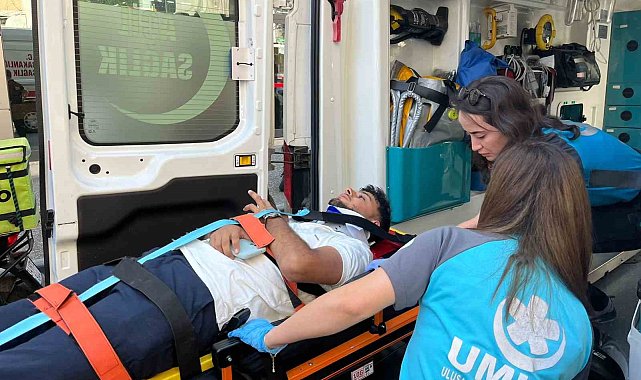 Motosiklet, park etmeye çalışan araca çarptı: 1 yaralı