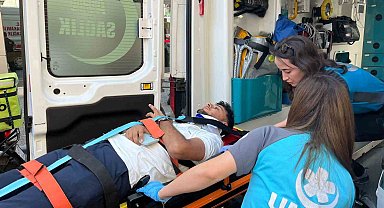 Motosiklet, park etmeye çalışan araca çarptı: 1 yaralı