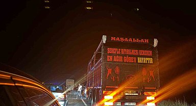 Motosiklet seyir halindeki tıra çarptı: 2 yaralı