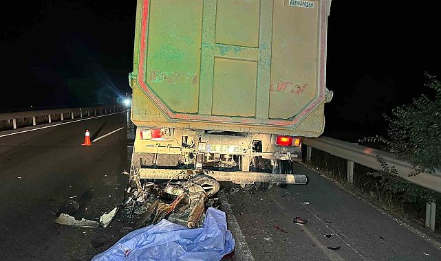 Motosiklet sürücüsü kamyona arkadan çarptı: 1 ölü