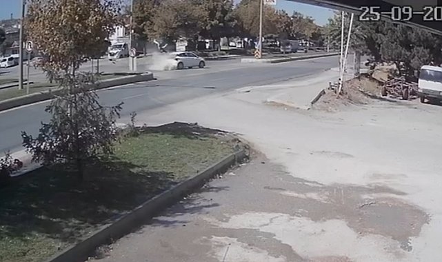 Motosiklet sürücüsünün ağır yaraladığı feci kaza kamerada