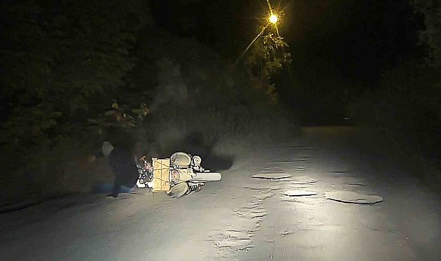 Motosikletli genç dereye uçmaktan son anda kurtuldu: Kaza anı kamerada