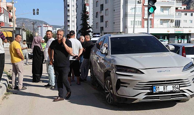 Motosikletli trafik polisi, kazada ağır yaralandı