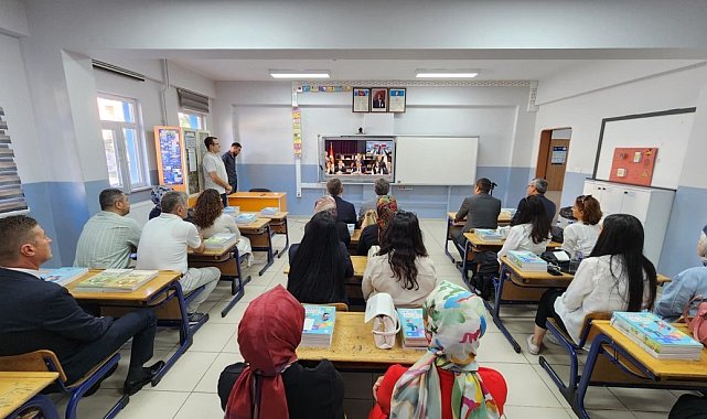 Müdür Yılmaz ve öğretmenler, Bakan Tekin'in canlı yayınını takip etti