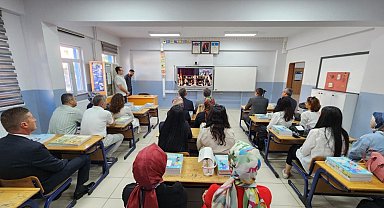 Müdür Yılmaz ve öğretmenler, Bakan Tekin'in canlı yayınını takip etti