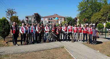 Müdürler Aziziye Çocuk Parkı'nı temizledi